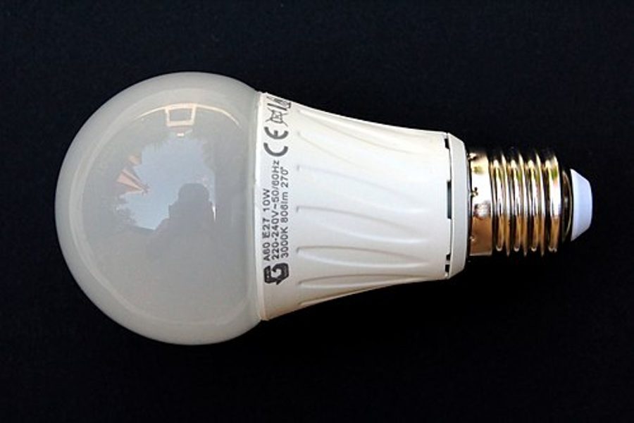 Screw LED bulb